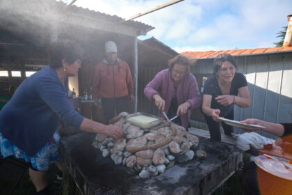 Women from Chiloé serving Curanto